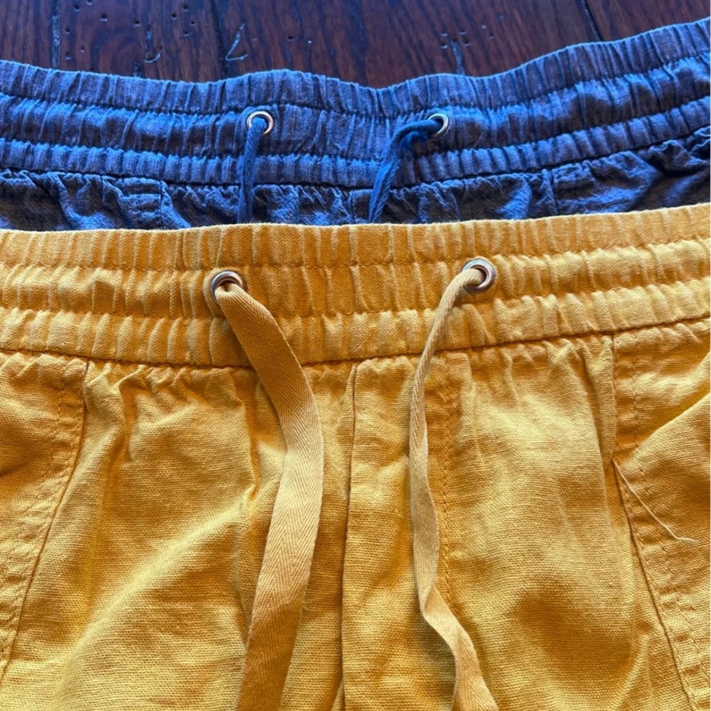 Gap shorts women’s linen size small 
Blue and yellow pair